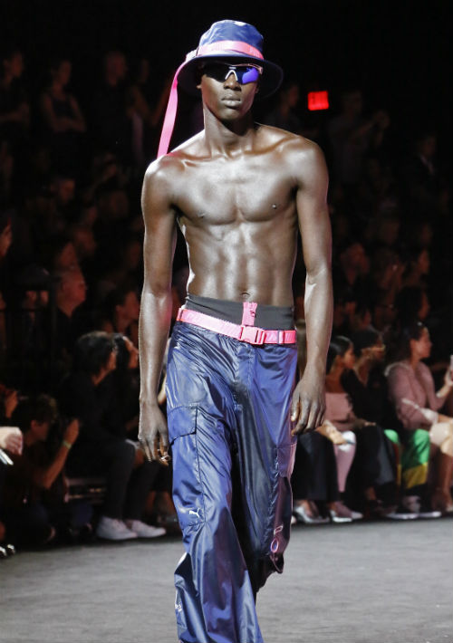 La estrella del pop y fashionista lanzó su colección primavera-verano de Fenty Puma 2018 el domingo. (AP)