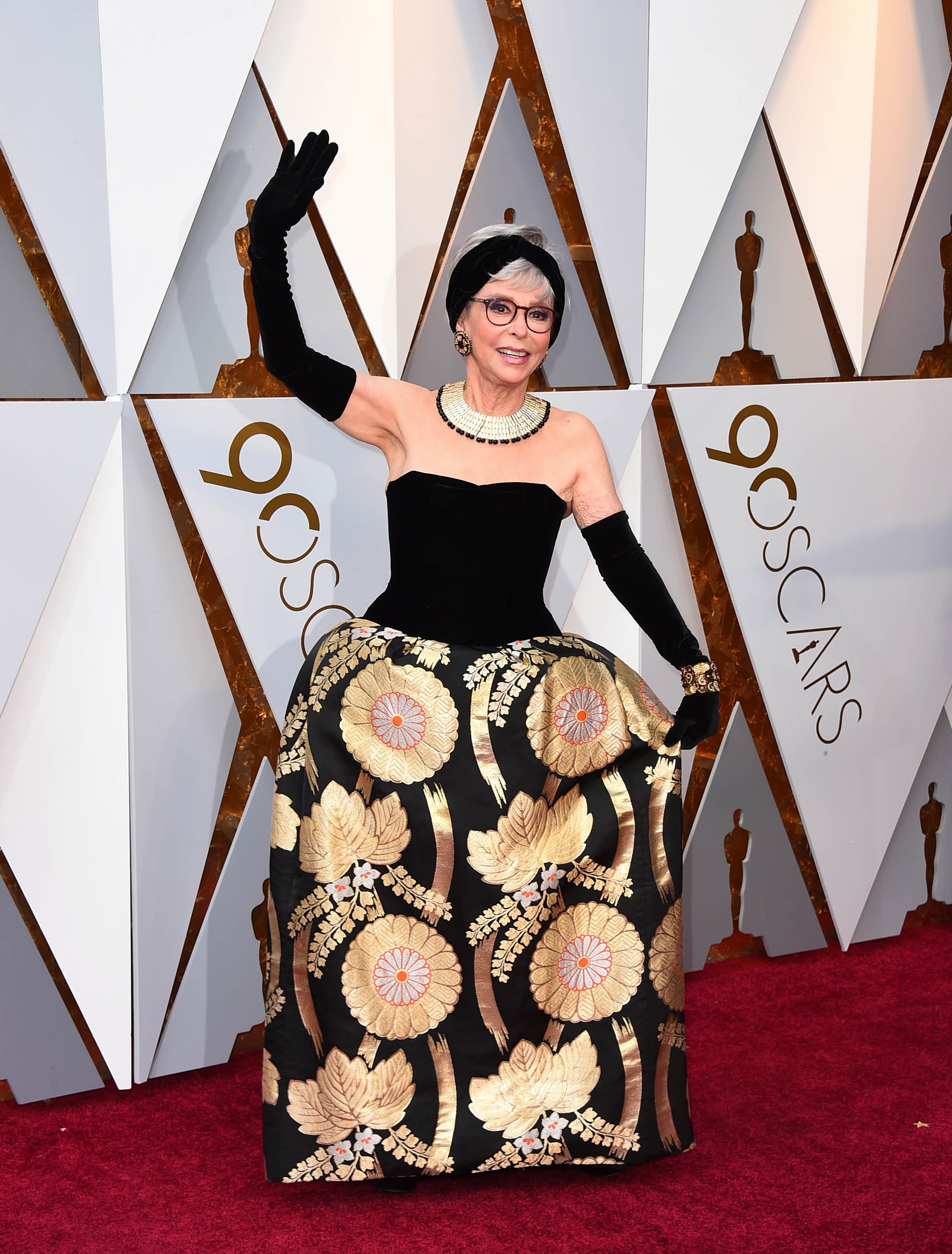 Rita Moreno, una de las más aplaudidas de la alfombra roja de los Oscar, lució una versión reciclada del mismo vestido que utilizó en 1962 al recibir su premio. (The Associated Press)