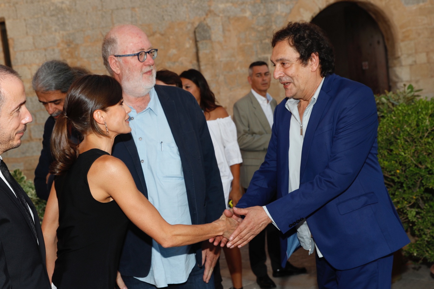 La reina española junto al director de cine Agusti Villaronga en la ceremonia celebrada en Palma de Mallorca. (Casa de S.M. el Rey)