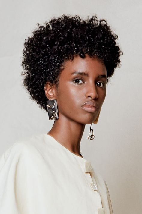 Los aretes diferentes que tienen elementos comunes, pero cuyas formas son distintas, también se ponen más de moda en esta temporada. Roksanda (WGSN)
