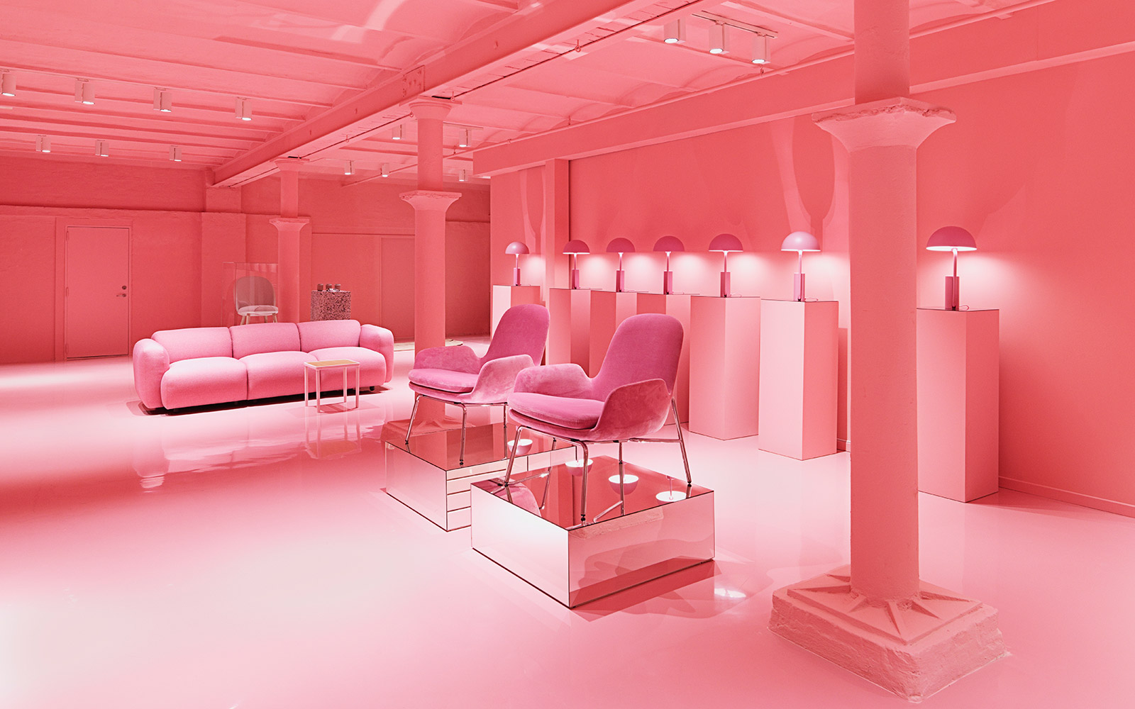 Normann Copenhagen abraza el rosa en su showroom en Dinamarca, una propuesta única para transformar tu living. Foto WGSN.