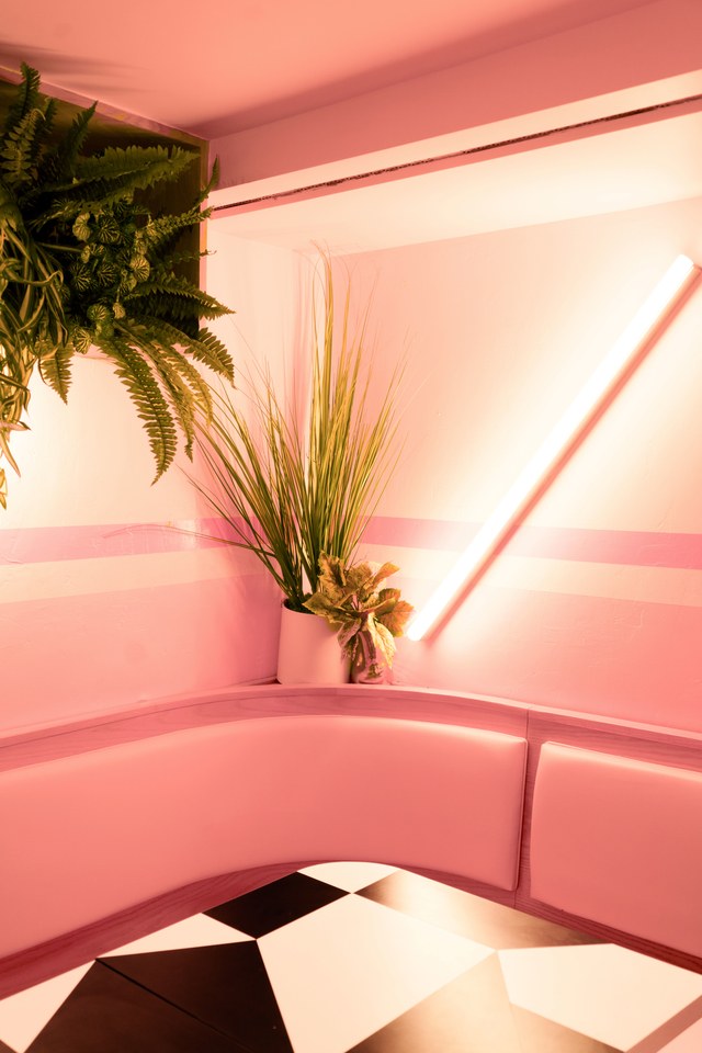 Otra esquina rosada para las plantas de tu hogar, inspiradas en el restaurante Pietro Nolita de Nueva York. Foto WGSN.