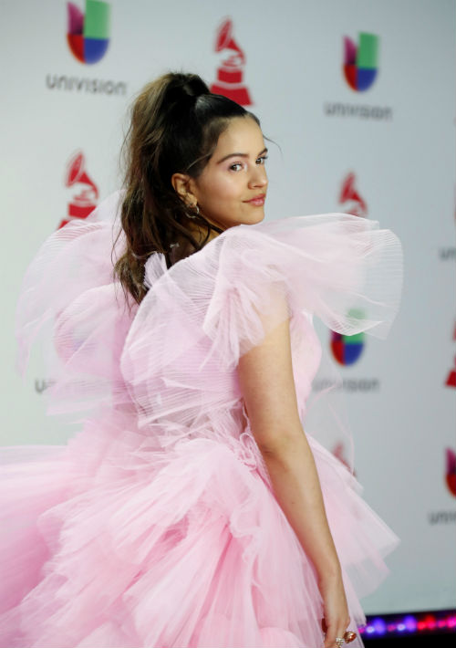 La cantante española y una de las ganadoras de la noche Rosalía. (Foto Eric Jamison/Invision/AP)
