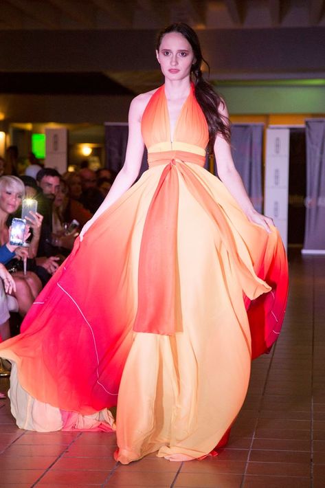 Telas fluidas, colores brillantes, piel al descubierto y siluetas sensuales son algunas de las tendencias que predominaron en la segunda edición de San Juan Moda Resort. En la foto, una modelo presenta un vestido de Rubén Darío.