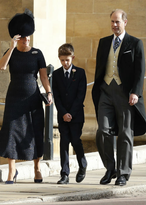 En décima posición está el príncipe Edward, hijo menor de la reina Elizabeth II, en la foto, junto a su hijo menor Jacob y su esposa Sophia. (AP)