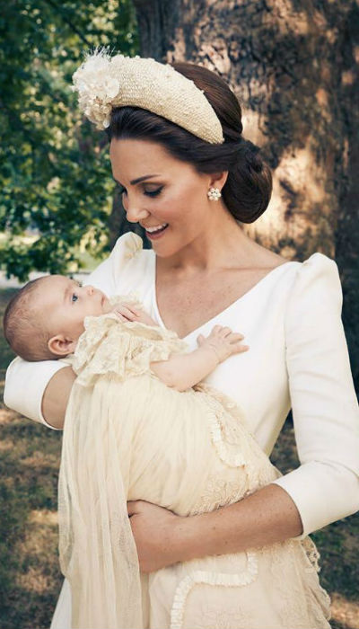 Louis Arthur Charles, hijo menor de William y Kate, es el quinto en la línea de sucesión, en la foto, junto a su madre. (AP)