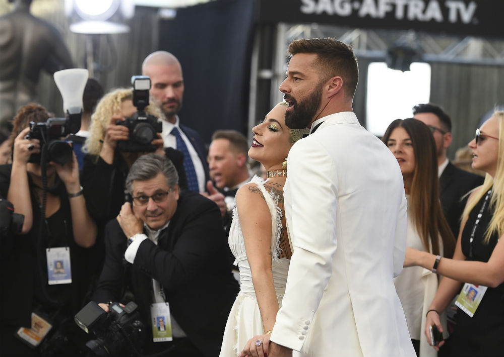 El astro puertorriqueño Ricky Martin y la estrella Lady Gaga acapararon miradas a su llegada. (AP)