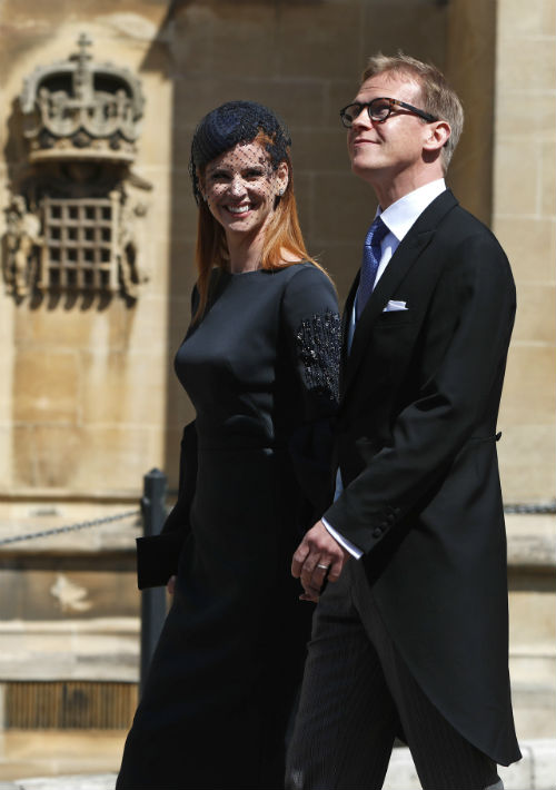 La actriz Sarah Rafferty, compañera de Meghan Markle en la serie “Suits”, fue acompañada de su esposo Santtu Seppala. (AP)