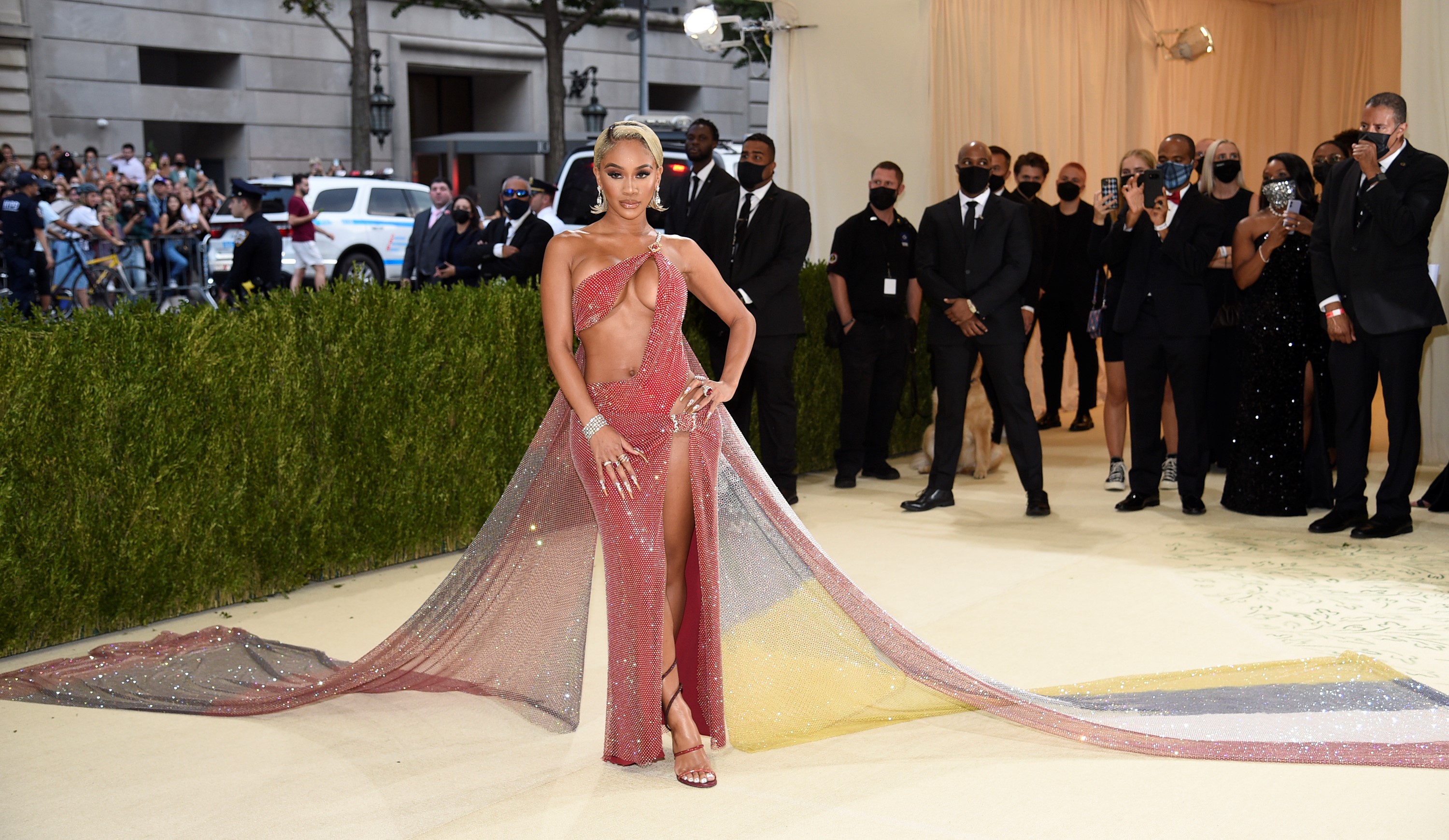 La rapera Saweetie con un vestido asimétrico de Christian Cowan.