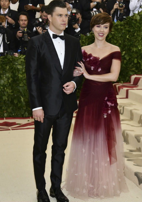 Colin Jost y Scarlett Johansson (AP)