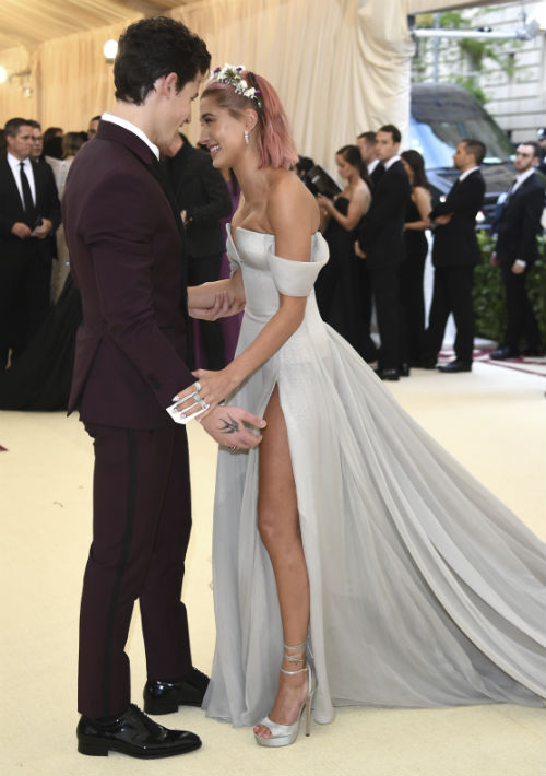 Sean Mendes y Hailey Balwin (AP)