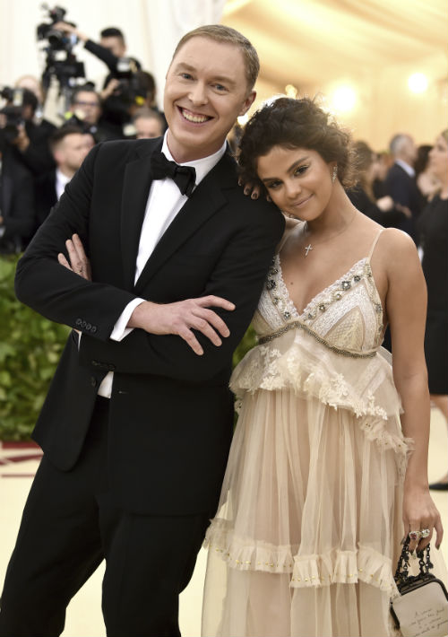 Stuart Vevers, diseñador de Coach, acompañó a Selena Gomez. (AP)