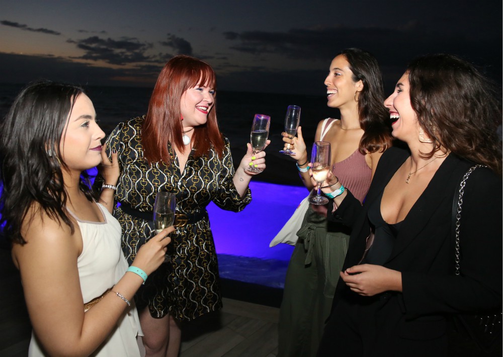 Victoria Morales, Adamarie Pérez, Aileen Sotomayor y Alejandra García disfrutaron de champán y aperitivos confeccionados por el chef ejecutivo Luis Guzmán.