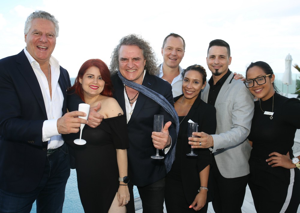 El equipo de bebidas y alimentos de Serafina Beach Hotel tuvo la oportunidad de compartir con los invitados durante el festejo. (Suministrada)