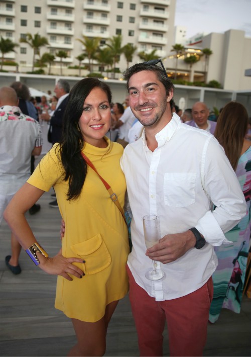 En la fiesta hubo música de jazz latino y las mezclas del DJ invitado, Matt Winters.En la foto, Elsa Guzmán y Gordon Tarola.