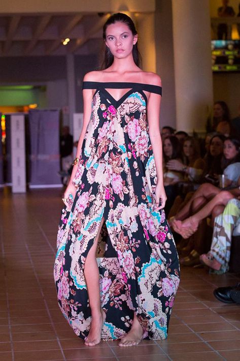 El corte off-shoulder formó parte en las creaciones de Sonia Rivera.