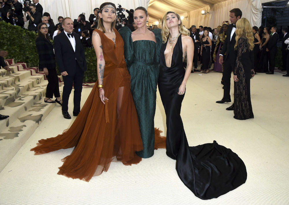 Stella McCartney vistió y desfiló con Paris Jackson y Miley Cyrus. (AP)