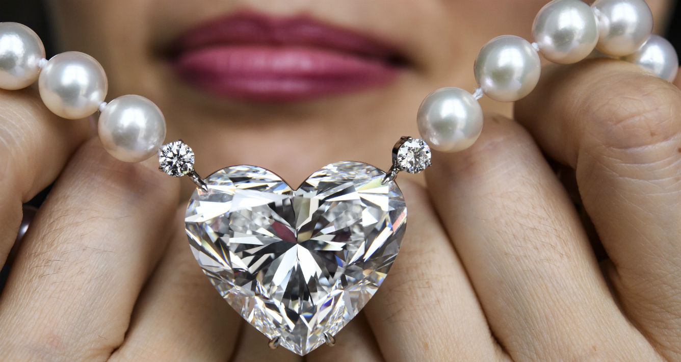 Espectacular diamante en forma de corazón, “La legende”, que espern vender este miércoles entre los $4 y $20 millones. (Martial Trezzini/Keystone via AP)