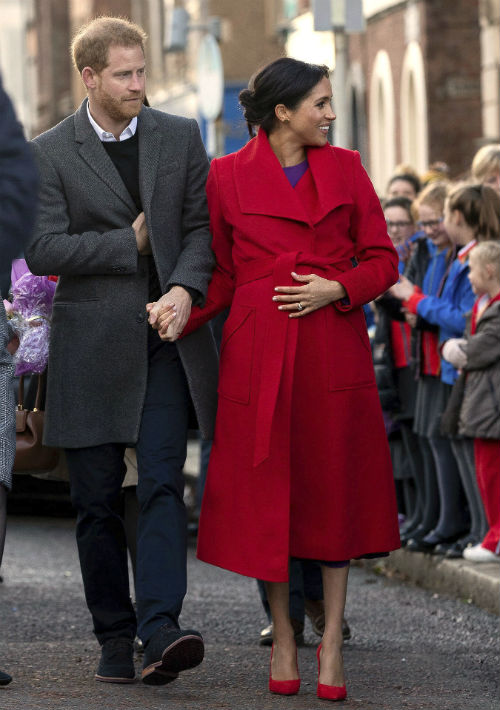 Los duques de Sussex visitaron el pueblo de Birkenhead, en Merseyside, donde compartieron con miembros de varias organizaciones de apoyo y empoderamiento comunitario. (AP)