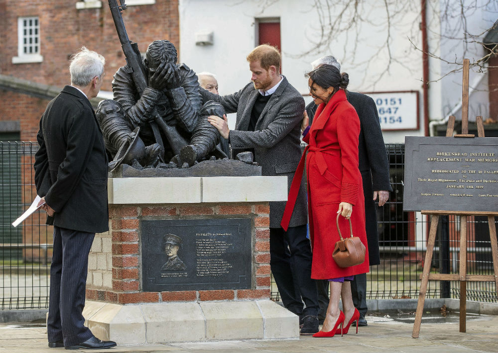 La pareja visitó una nueva escultura en la plaza Hamilton dedicada a la conmemoración del centenario de la muerte de Wilfren Owen. (AP)