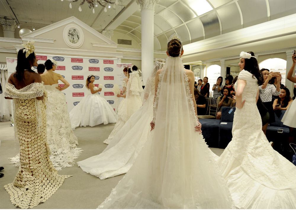 El concurso fue presentado por Cheap Chic Weddings y Quilted Northern y se celebró ayer en la prestigiosa tienda de novias, Kleinfeld Bridal. (AP)