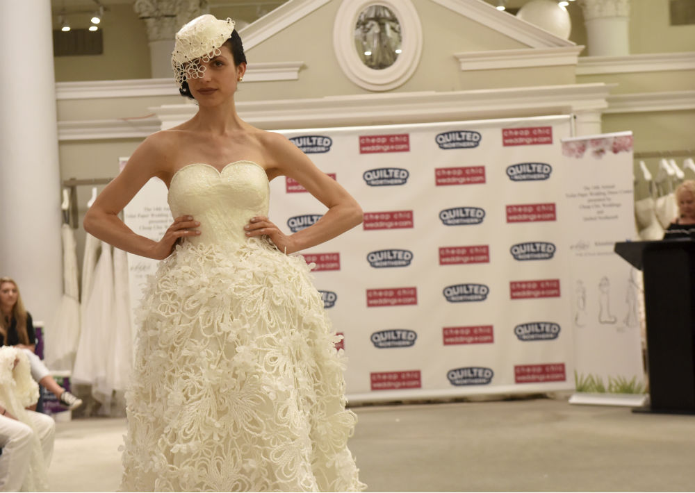 Solo se podía utilizar papel higiénico, cinta adhesiva, pega o hilo y aguja para crear el vestido de novia y los accesorios. (AP)