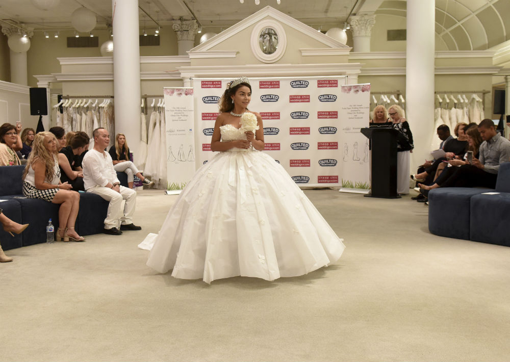 Se presentaron desde estilos ceñidos al cuerpo hasta "Ball gowns". (AP)