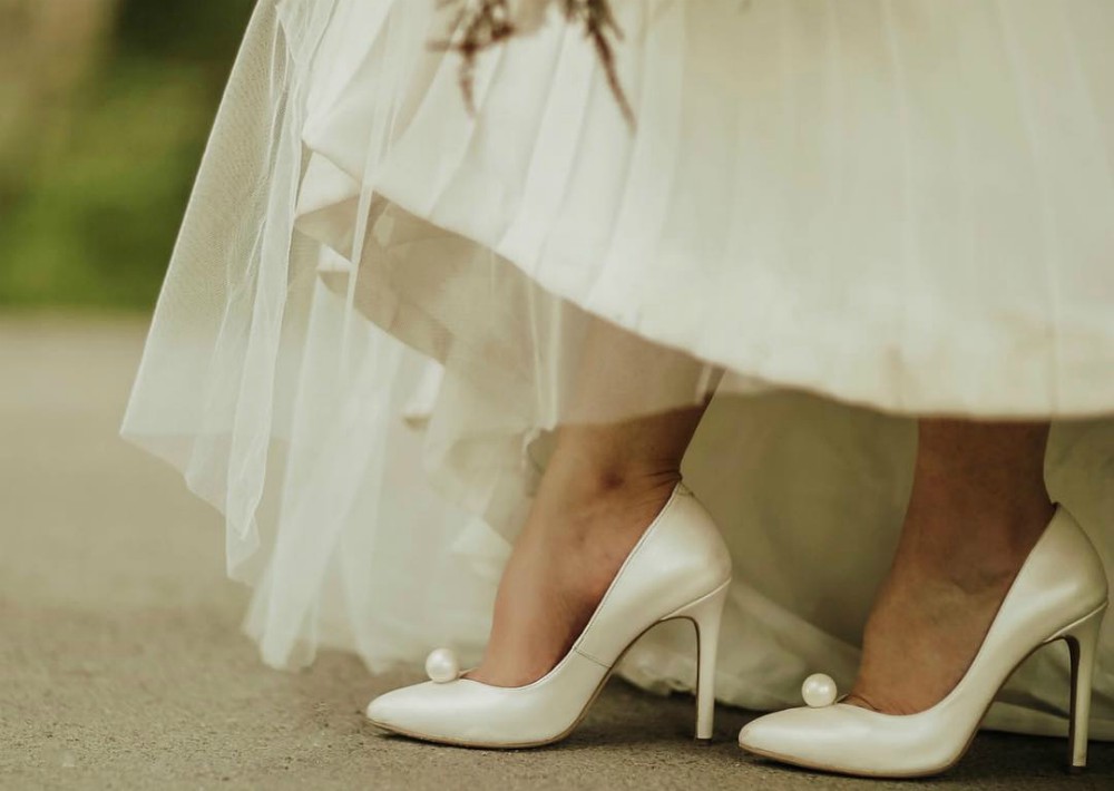 Las perlas. Continúan siendo un detalle clave en el que invertir, impulsadas por marcas como Miu Miu y Jimmy Choo. (Studio Rain)
