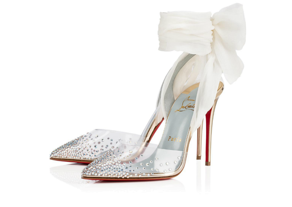 Plástico y brillante. Se revitalizan los estilos básicos, como el zapato de salón puntiagudo. Superficies cubiertas de joyas de imitación ofrecen “looks” de máximo impacto. (Christian Louboutin)