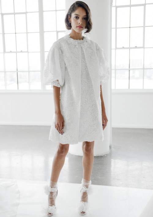 El “look” millennial urbano. Subvierte la tradición. El minimalismo es clave. Hay una clara ausencia de embellecimientos exagerados, con énfasis en cortes fuertes y sencillos, pero impactantes. (Marchesa)