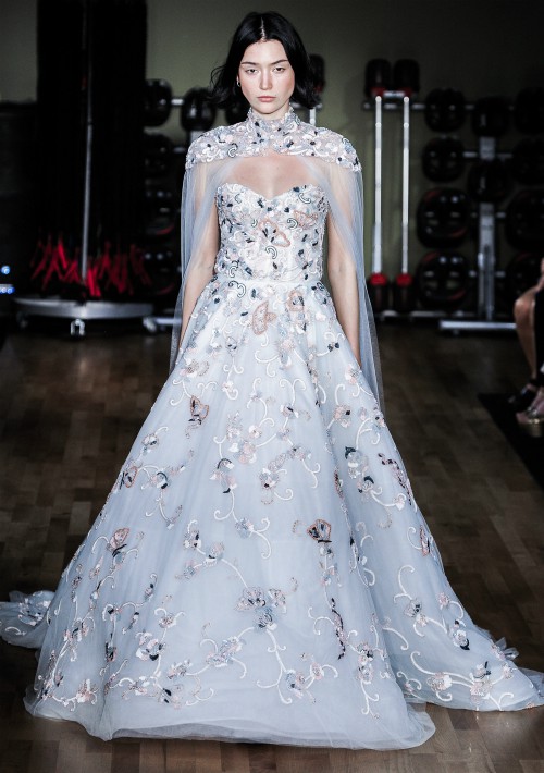 El “look” romántico. Cuenta una historia de feminidad y glamour. Denota una sensación atemporal y opulenta. Los trajes presentan franjas de tul con textura y transparencias superpuestas. Los contornos son llamativos, con siluetas de cuerpo entallado y falda acampanada o cortes esbeltos que acentúan la forma. (Rivini by Rita Vinieris)