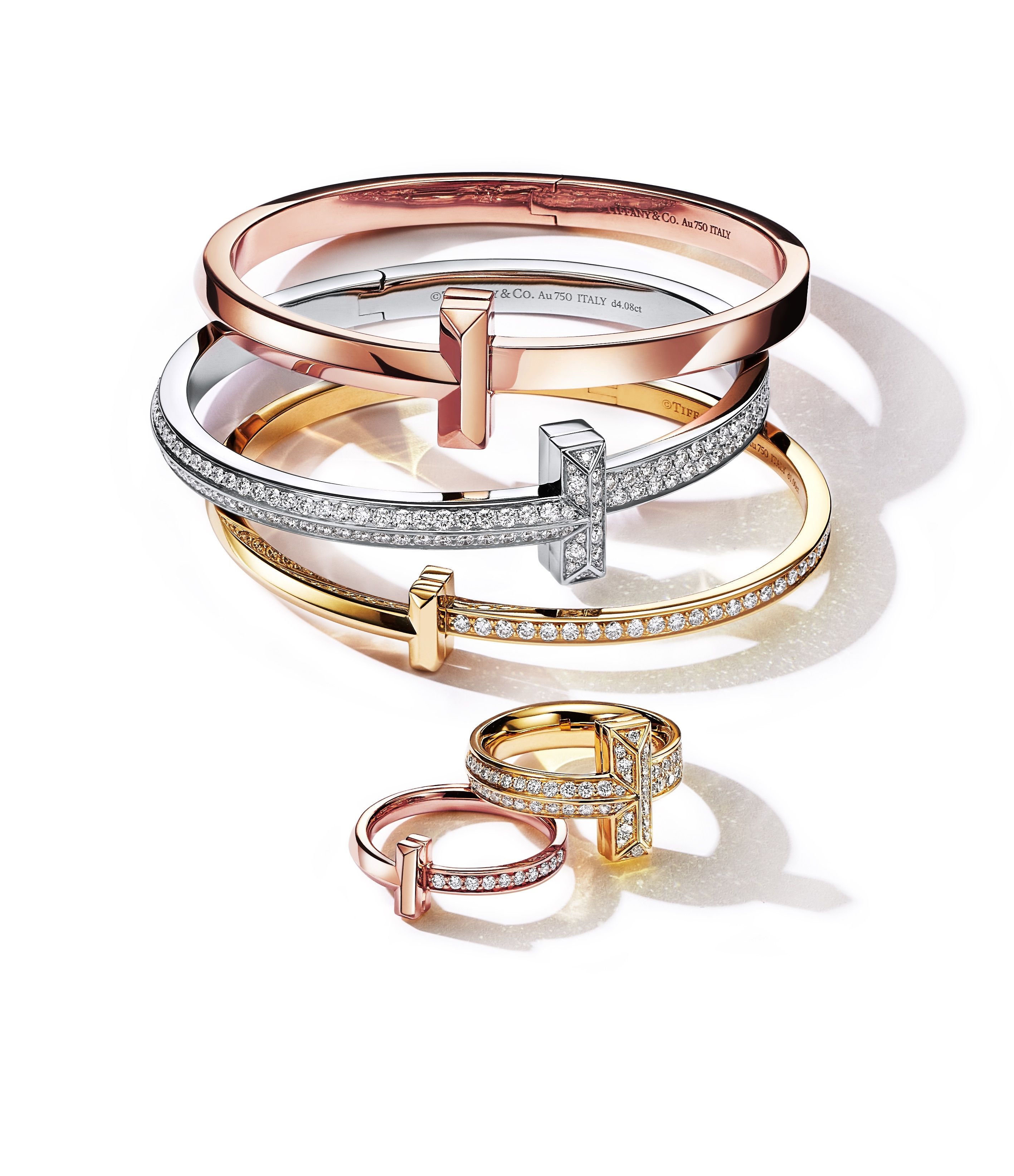 Prendas de Tiffany and Co. de la colección Tiffany T inspiradas en las líneas de la letra T, disponibles en Reinhold.