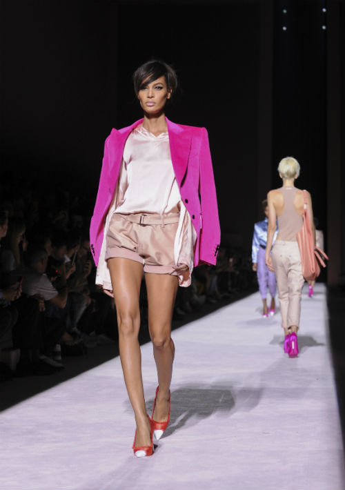 Joan Smalls modela para Tom Ford. (Foto: AP)