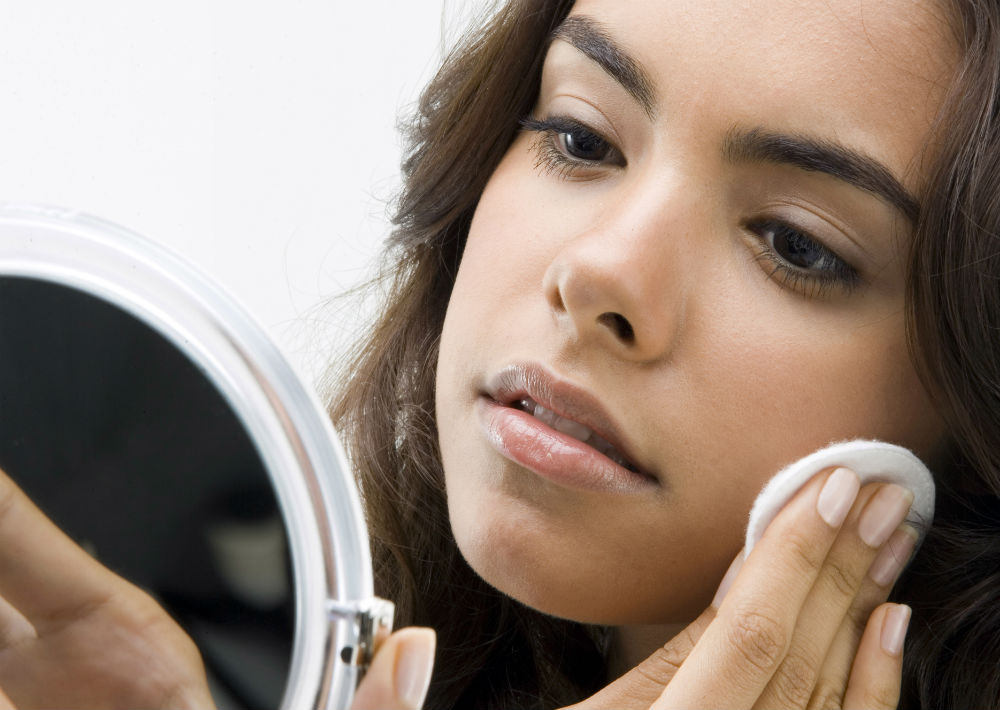 No olvides mantener el tónico como parte importante de tu rutina diaria. La esteticista Katy González explica que este producto balancea el ph a la piel luego de la limpieza, mientras ayuda a neutralizar y refrescar la piel además de sellar el poro. (Foto: Archivo)