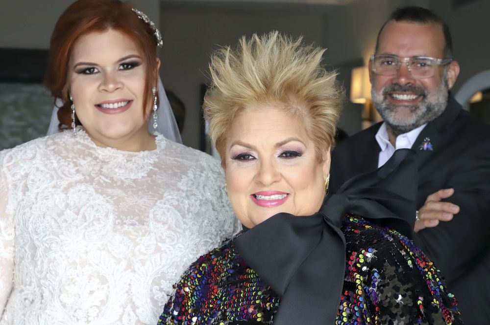 La novia vistió una creación en encaje diseño de David Antonio, en la foto, junto a la novia y su madre, la galerista Sylvia Villafañe.
