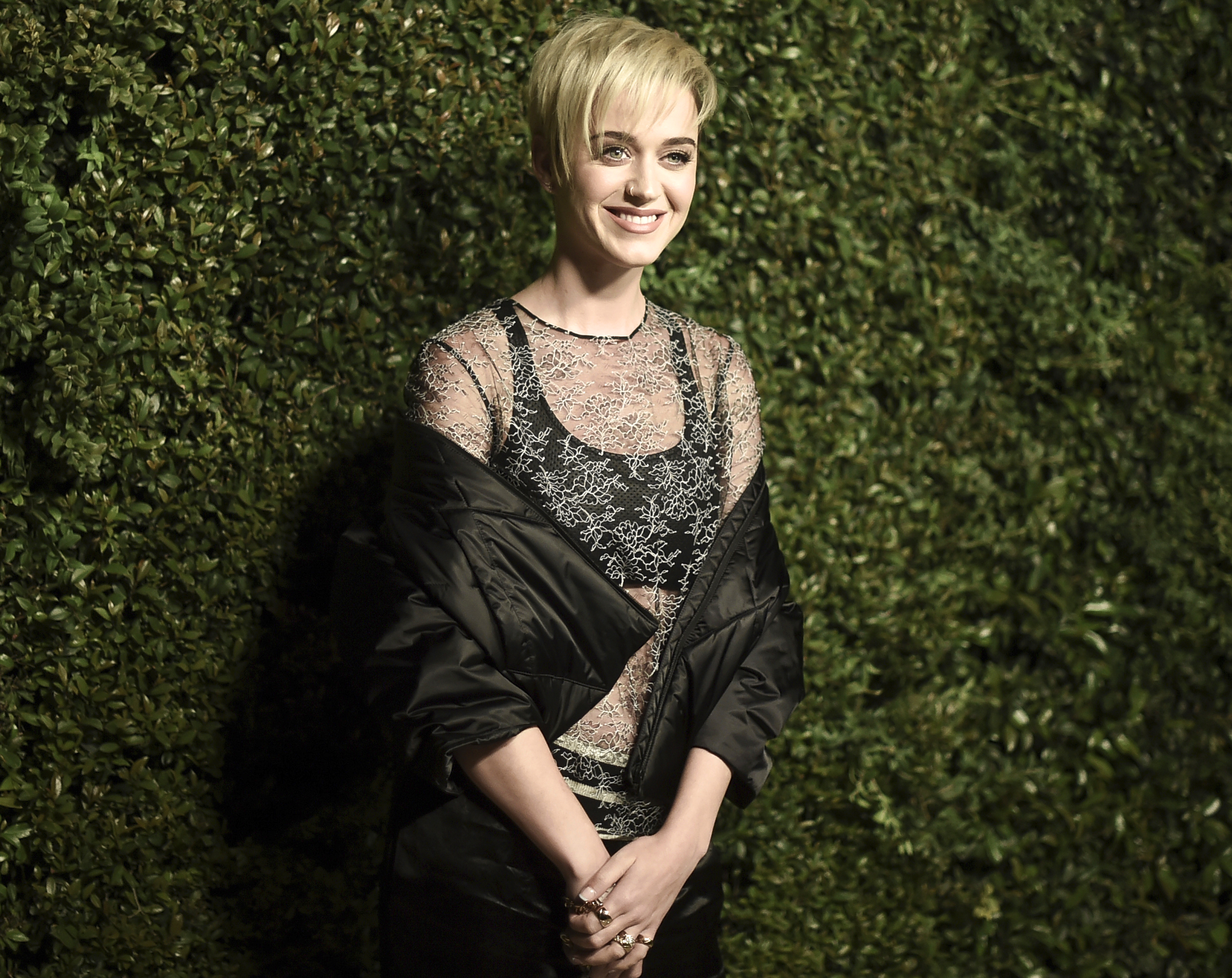 Su "look"más reciente: rubia y con el pelo corto. En la foto, la cantante anoche a su llegada a una cena de la línea Chanel en California. (Richard Shotwell/Invision/AP)