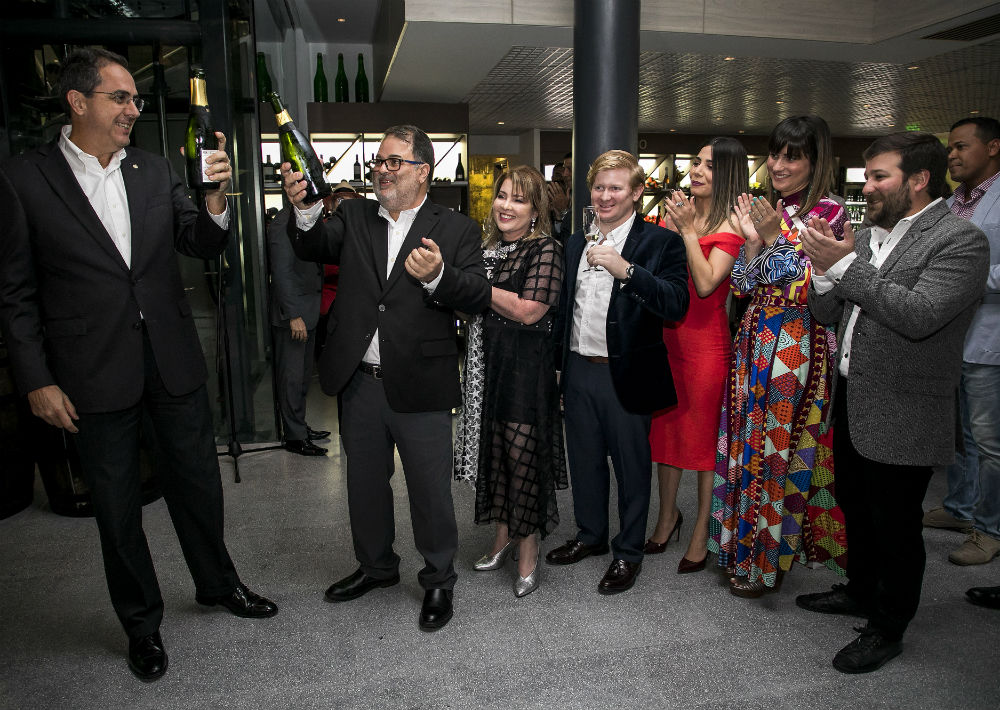 El vicepresidente ejecutivo de Administración de Popular Inc., Eduardo Negrón, y el propietario y sumiller de Tinto y Blanco, Eduardo Negrón, oficializaron la apertura. (Suministrada)