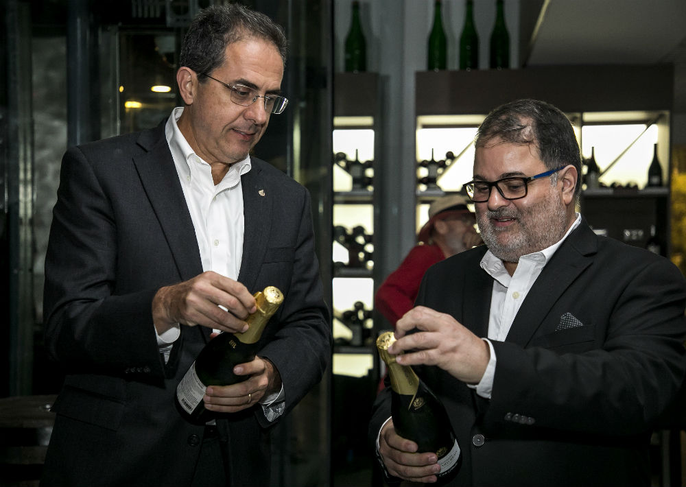 El local ofrece una extensa variedad de cervezas artesanales locales e importadas y dos barras con una atractiva variedad de licores. (Suministrada)