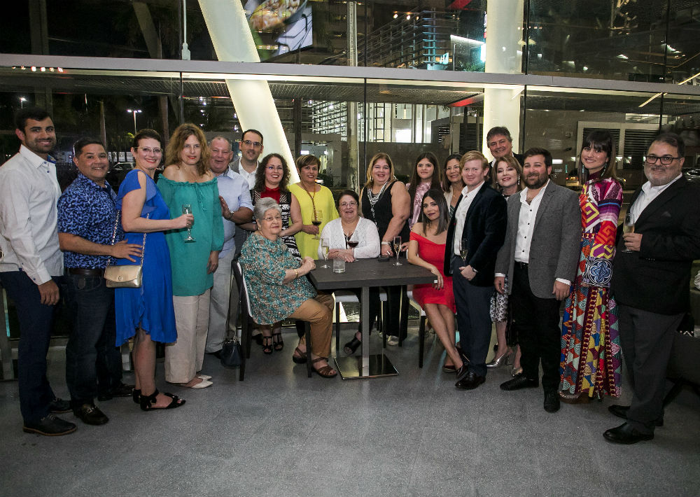 Los invitados disfrutaron de vinos espumoso, blanco y tinto. En la foto, la familia Gavilanes. (Suministrada)