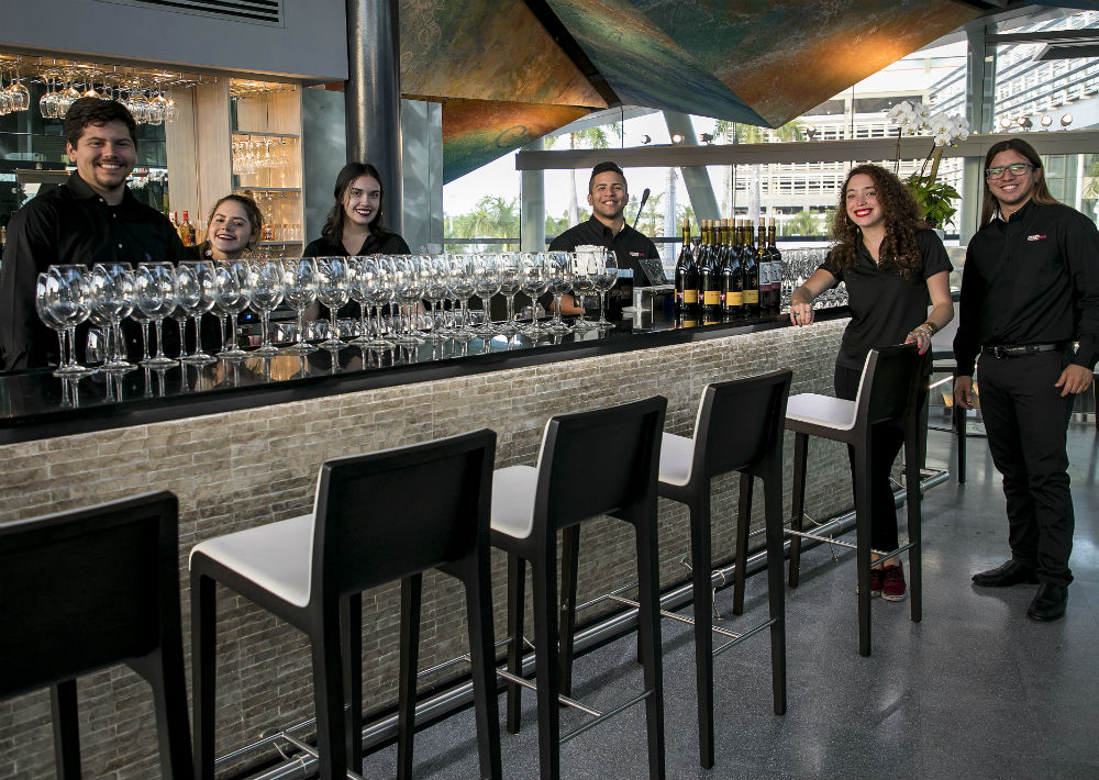 Abierto de lunes a sábado, el nuevo Tinto y Blanco cuenta con más de 200 etiquetas de vino, todas de distribución exclusiva – solo para restaurantes. (Suministrada)
