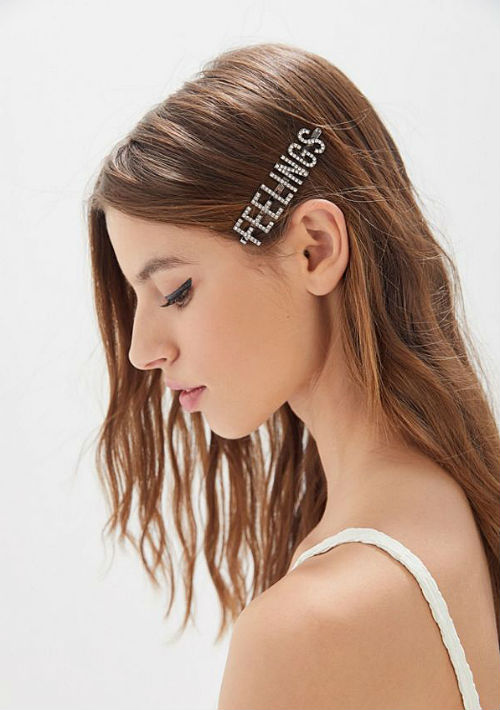 Lo que antes usabas para dominar algún mechón rebelde, ahora que sea parte de tu “look”. Hebilla de Urban Outfitters. (Foto: WGSN)