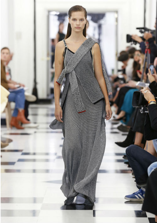 La colección presentó varios de sus estilos distintivos como lo son los trajes minimalistas, cortes masculinos, pantalones de pierna ancha y vestidos con la espalda al descubierto. (Toadas las fotos de la colección: WGSN)
