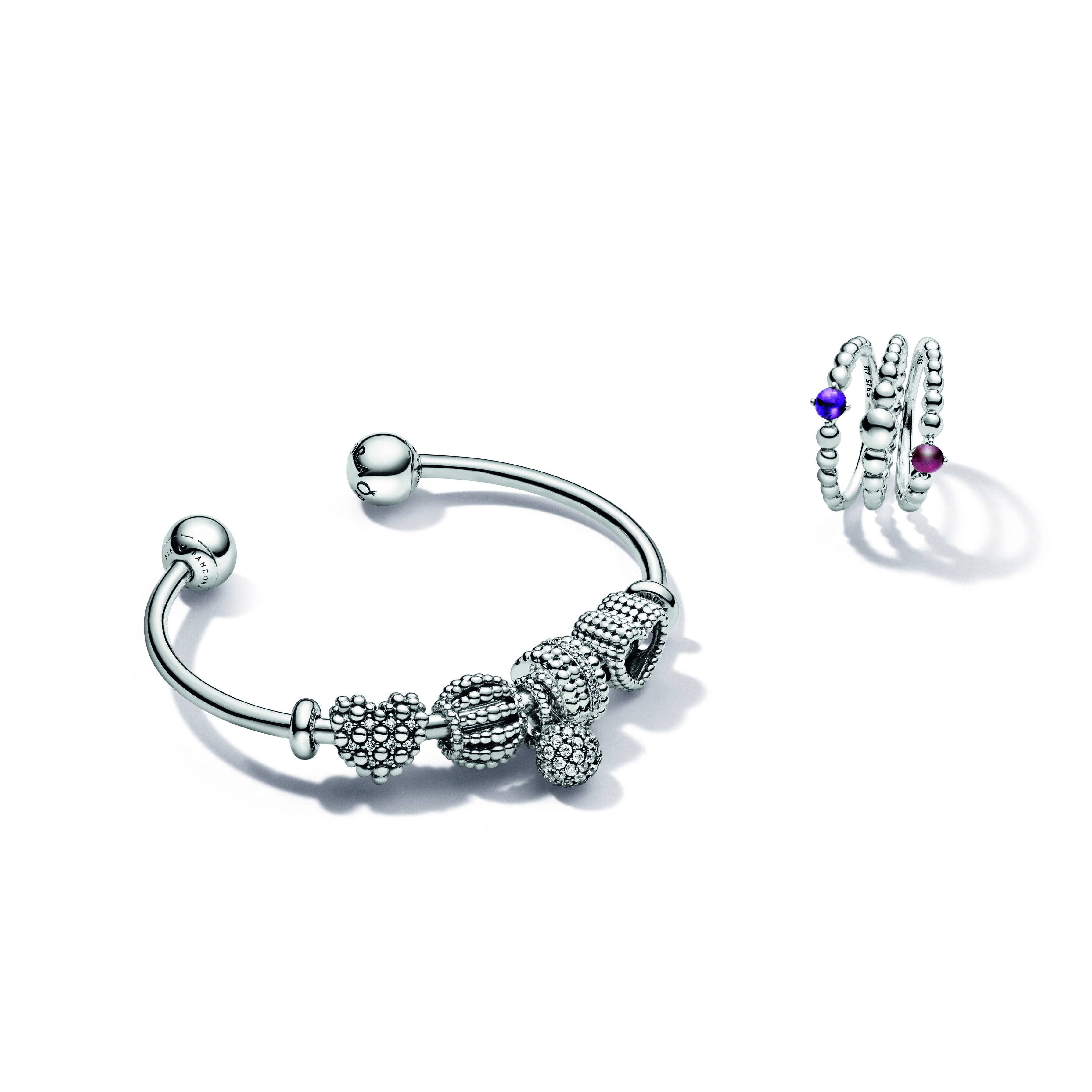 Variedad de brazaletes y cadena de Pandora. (Suministrada)