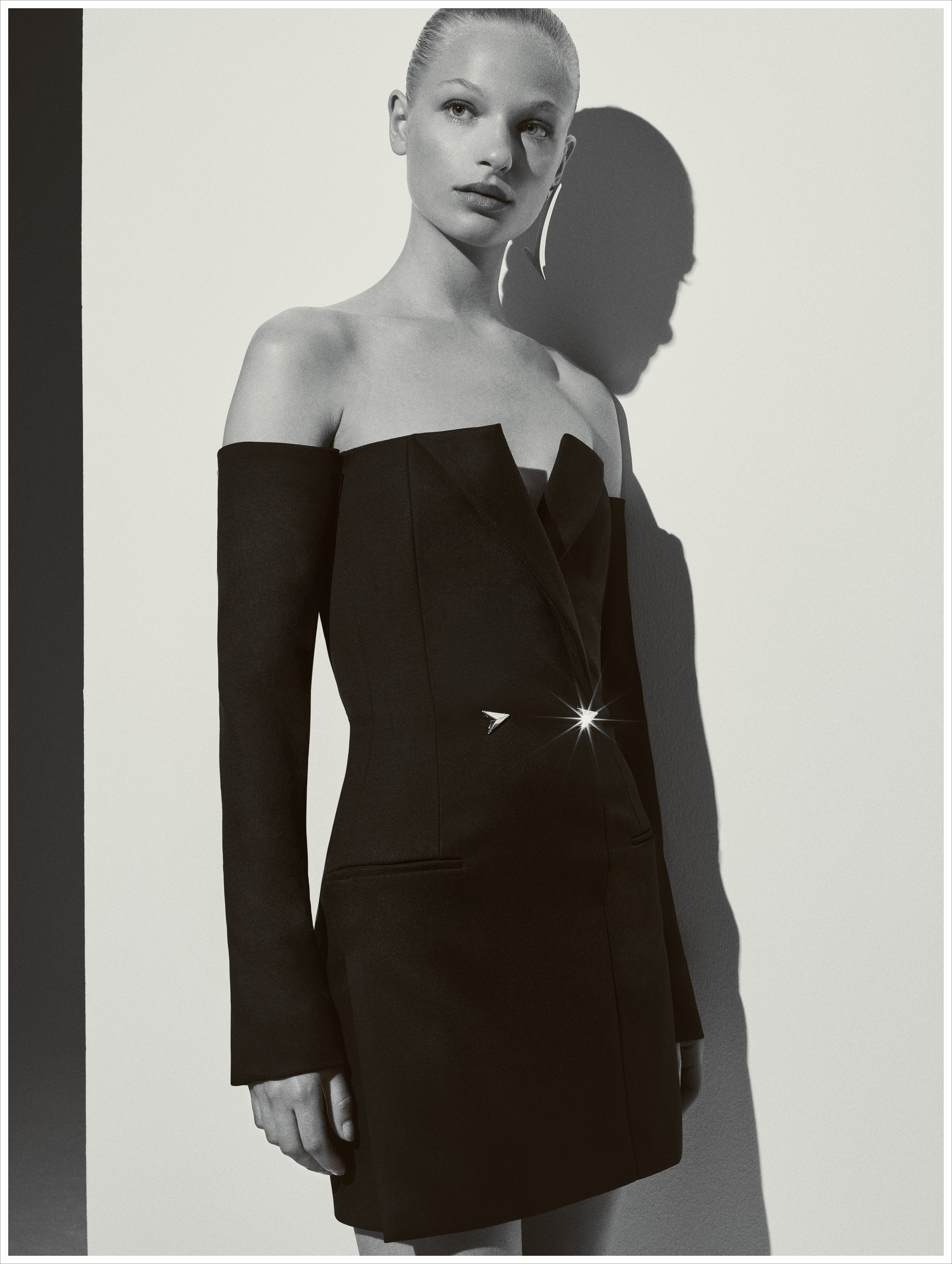 Mugler destella sensualidad en este diseño de hombros descubiertos y escote simétrico. Foto: WGSN.