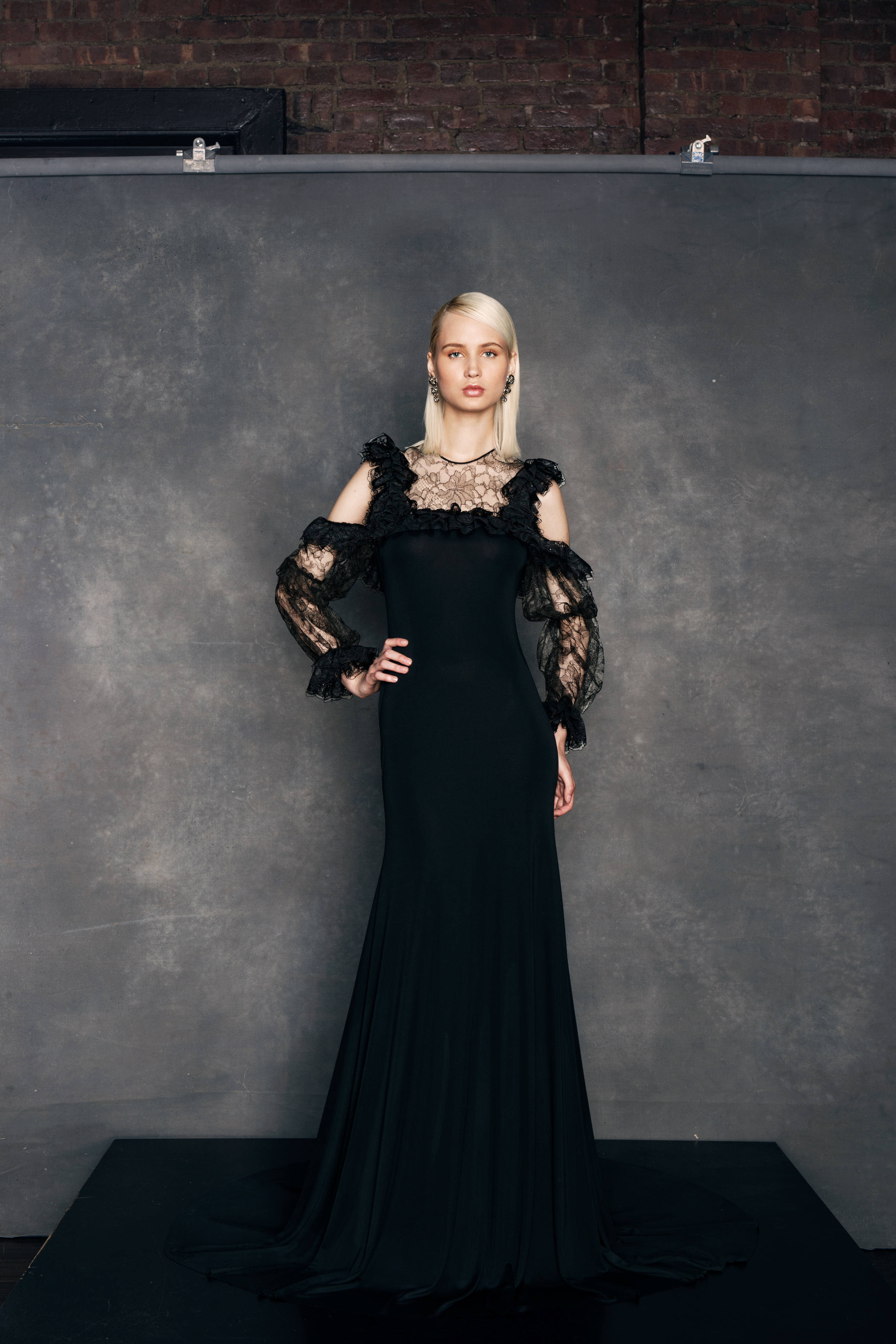 Naeem Khan también eligió el encaje como uno de los fuertes de este diseño de mangas largas pero fresco. Foto: WGSN.