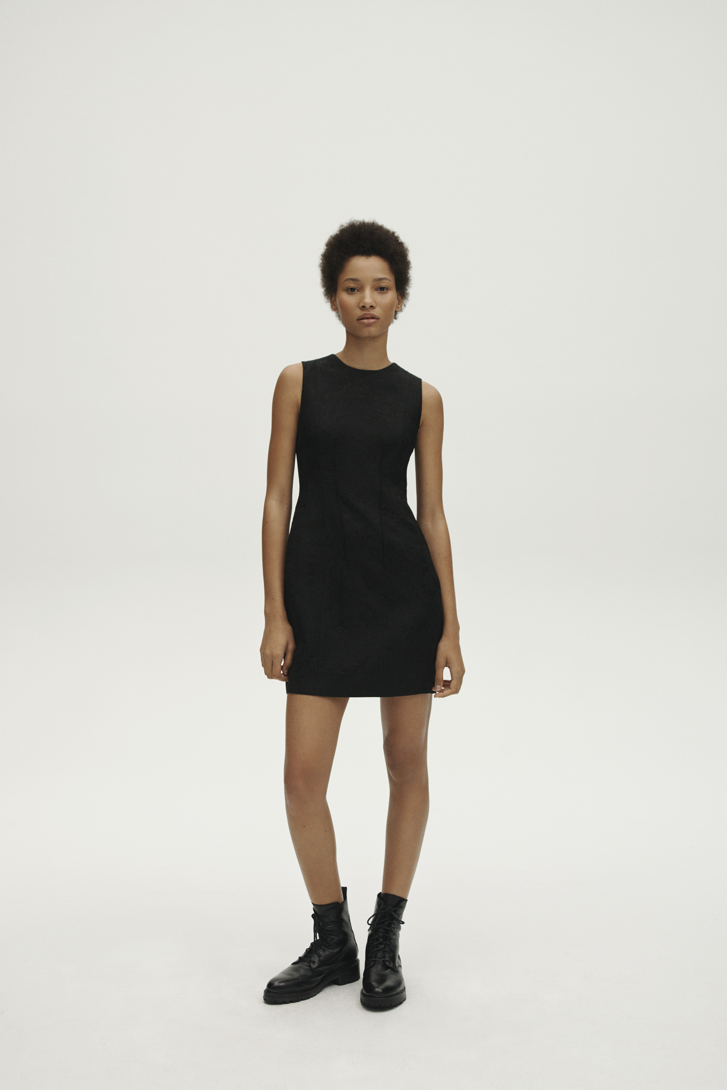 Un modelo que nunca falla: vestido corto y sin mangas negro, ideal para jugar con accesorios. Es un diseño de Theory. Foto: WGSN.