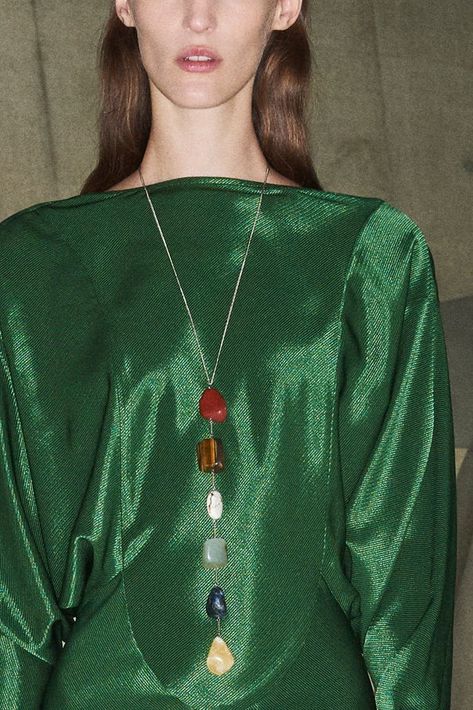 El lariat, ese collar bohemio con una forma no tradicional, llegará con fuerza en otoño. Victoria Beckham (WGSN)