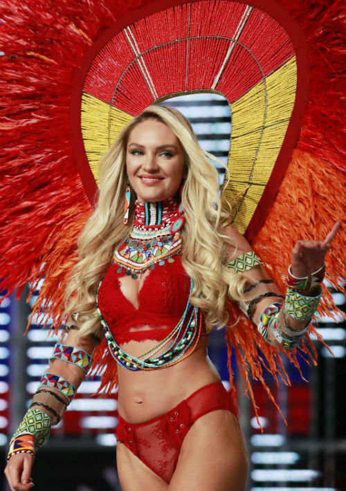 La modelo surafricana Candice Swanepoel desfila durante el Victoria's Secret Fashion Show 2017 en Shanghai (China). (EFE/EPA)