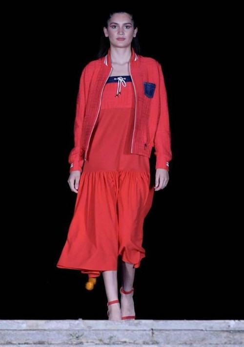 Las creaciones de los modistas engalanaron el Parque Luis Muñoz Rivera con vestidos de color rojo. (Foto Suministrada)
