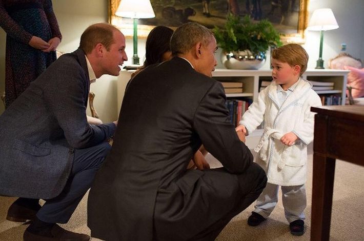 El príncipe George sabe cómo hacer una primera impresión. Cuando conoció al entonces presidente de los Estados Unidos, Barack Obama, lo hizo en bata, pantunflas y su cara de desinteresado.(Instagram/ @kensingtonroyal)